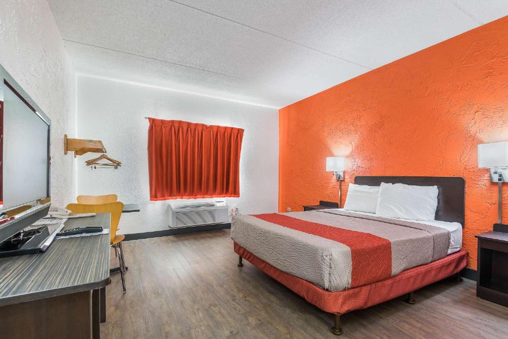 King Room - Non-Smoking interior